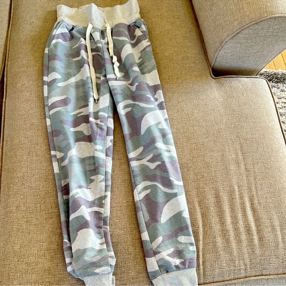 Camo sweatpants by Aerie light green gray color size small